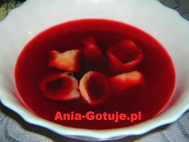 Wigilijny barszcz czerwony czysty na zakwasie z uszkami