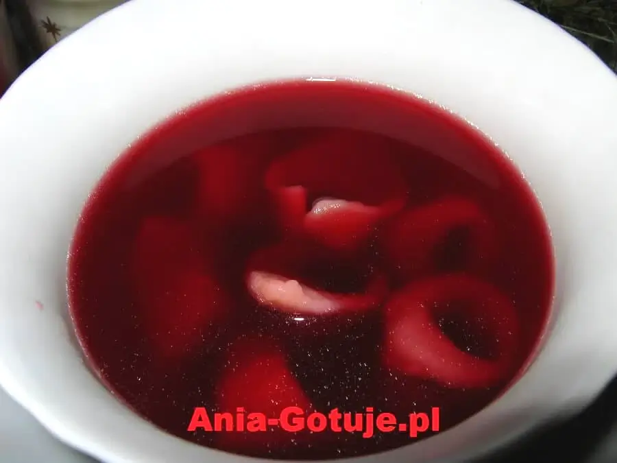 Wigilijny barszcz czerwony z uszkami