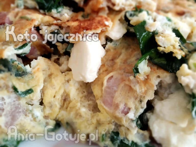 keto jajecznica z boczkiem fetą i szpinakiem