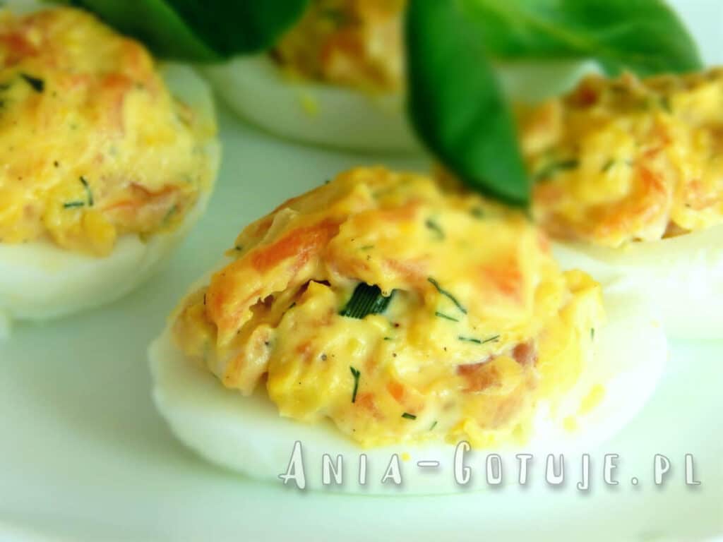 jajka faszerowane łososiem wędzonym i chrzanem