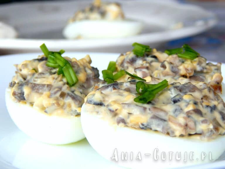 wielkanocne jajka faszerowane pieczarkami