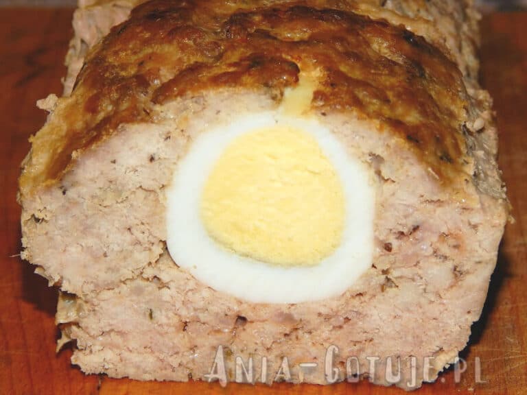 klasyczna pieczeń rzymska z jajkiem po krzekrojeniu