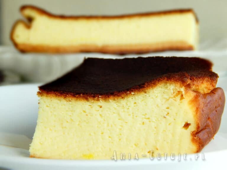 puszysty sernik z mlekiem w proszku na herbatnikach