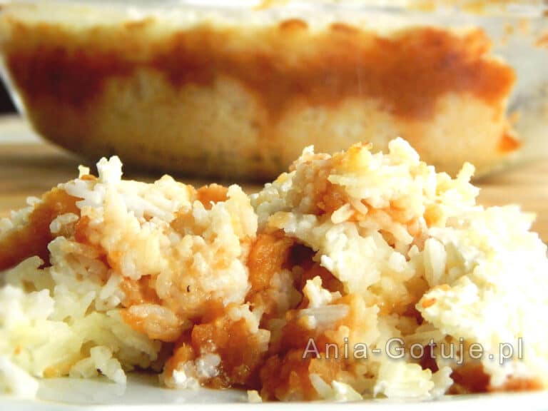 ryż zapiekany z jabłkami, cynamonem i śmietaną