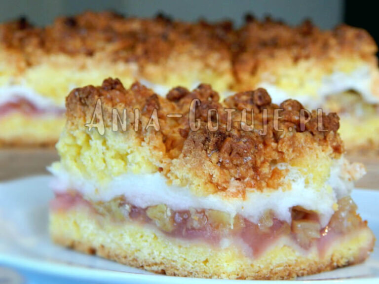 kruche ciasto z rabarbarem bezą i kruszonką