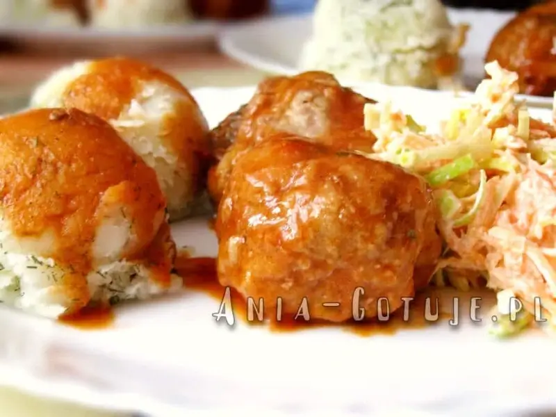 pulpety w sosie pomidorowym z surówką