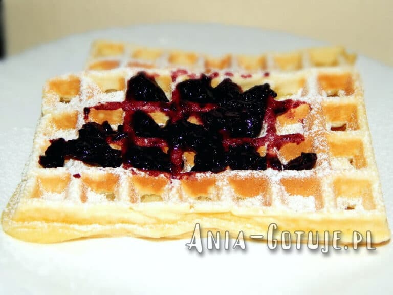 chrupiące gofry posypane cukrem pudrem