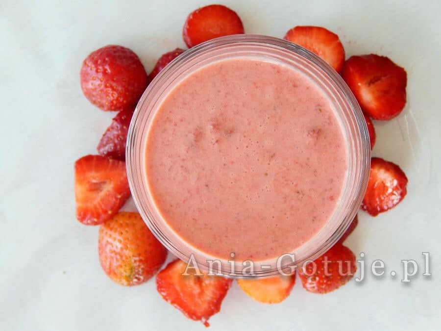 koktajl truskawkowy ze śmietaną