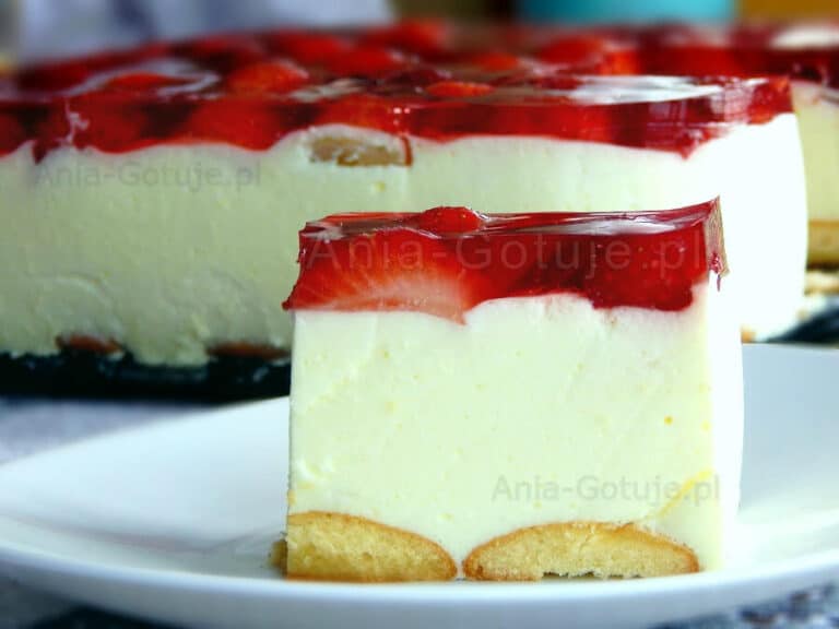 sernik na zimno z truskawkami i galaretką