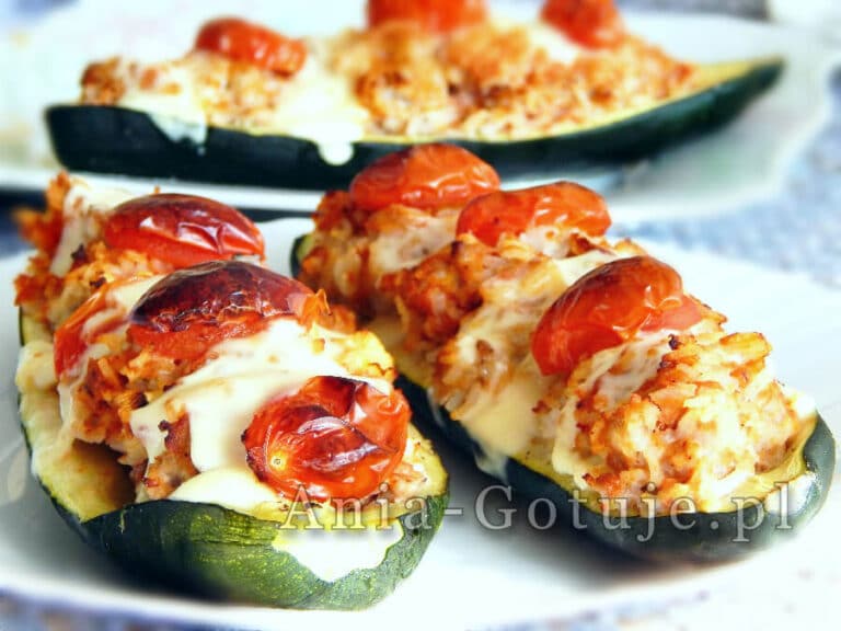 cukinia faszerowana mięsem mielonym warzywami i zapiekanym serem