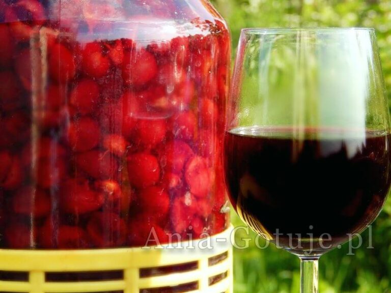 nalewka z wiśni zasypanych cukrem