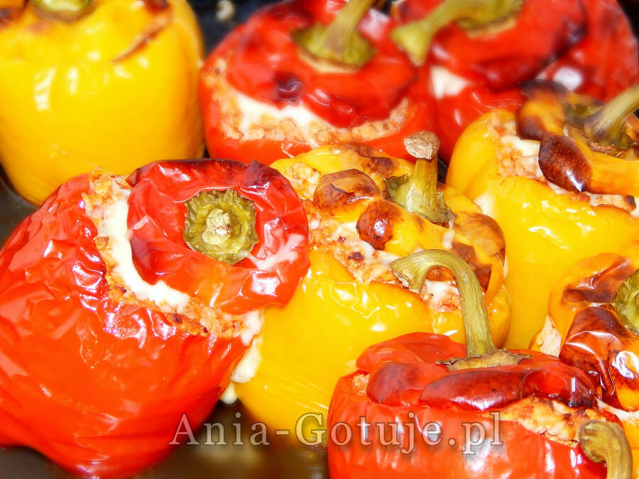 Papryka faszerowana mięsem mielonym i ryżem zapiekana w piekarniku