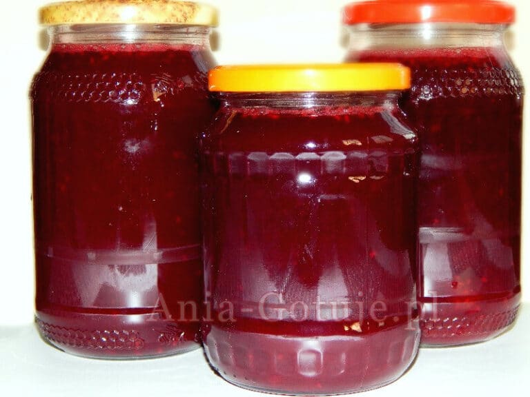sok z malin w słoikach na zimę