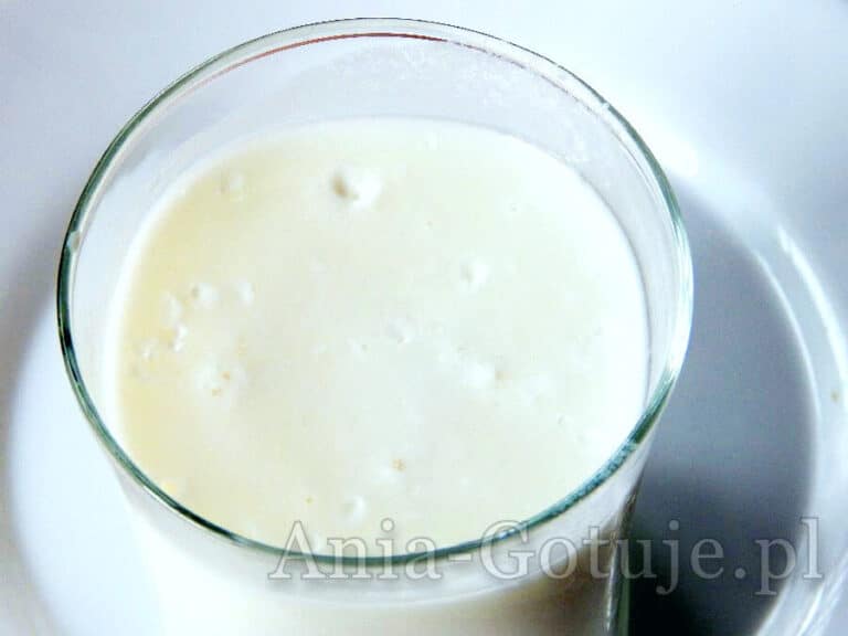 kefir zsiadłe mleko w szklance