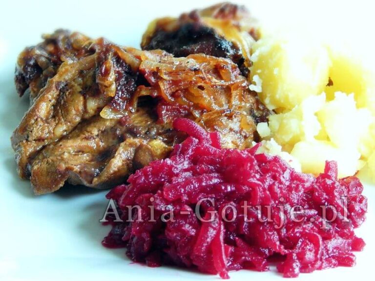 karkówka pieczona w plastrach z żurawiną i cebulą