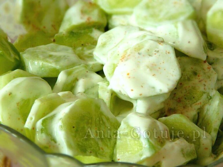 na zdjęciu mizeria z ogórków