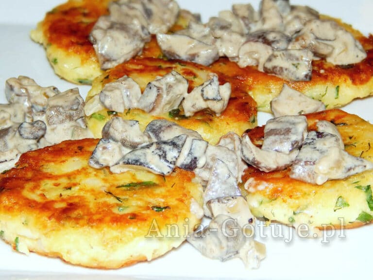 placki z ugotowanych ziemniaków polane sosem grzybowym