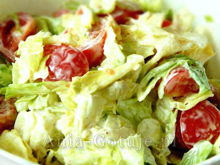 surówka z kapusty pekińskiej z ogórkiem i pomidorem