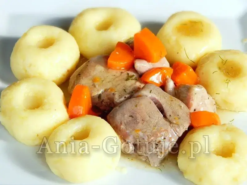 polędwiczki wieprzowe w sosie własnym i kluskami śląskimi