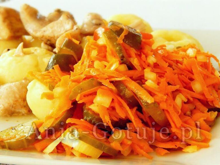 Surówka z marchewki i ogórka kiszonego