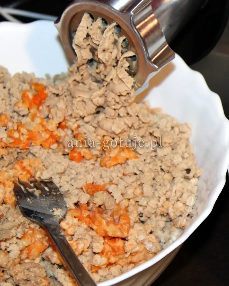 mielę mięso i warzywa na pasztet
