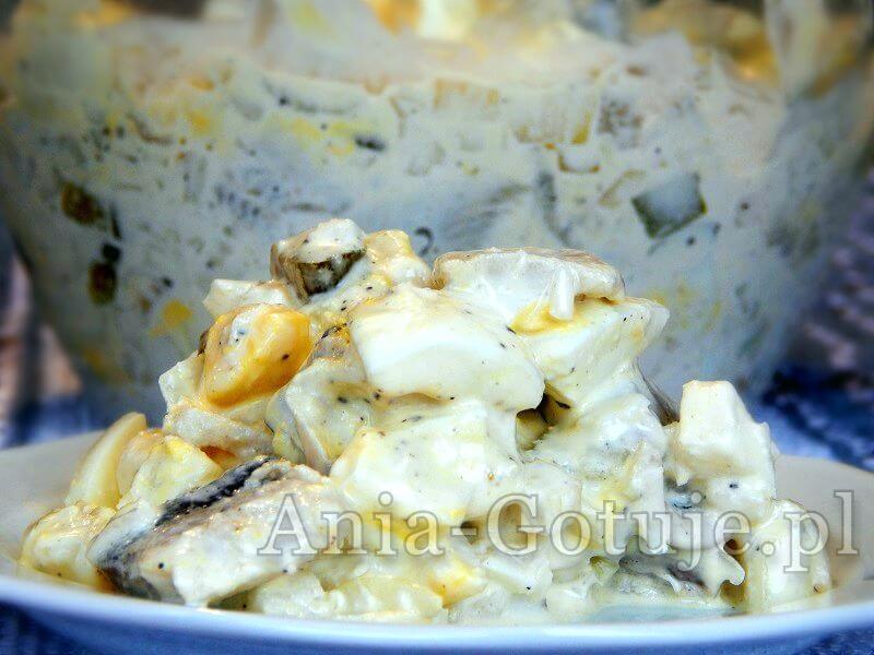 prosta sałatka ze śledziem i jajkiem