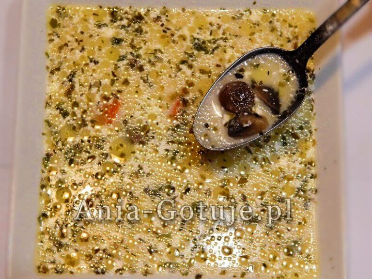 tradycyjna zupa pieczarkowa z ziemniakami