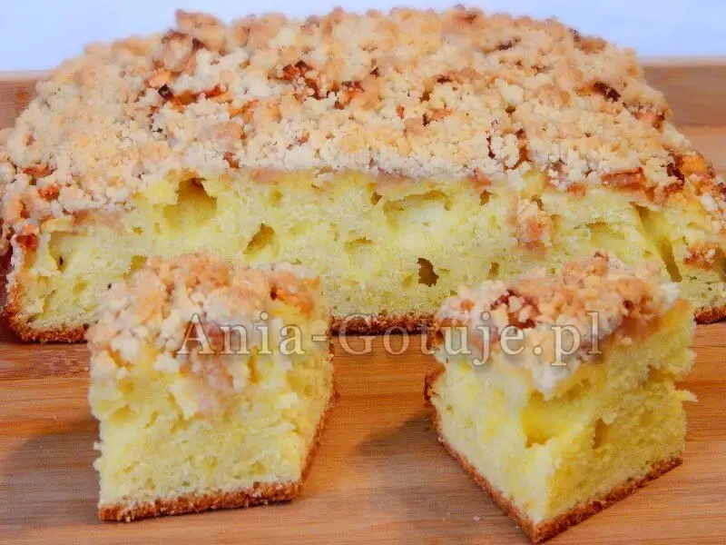 2 kawałki ciasta na tle przekrojonego ciasta