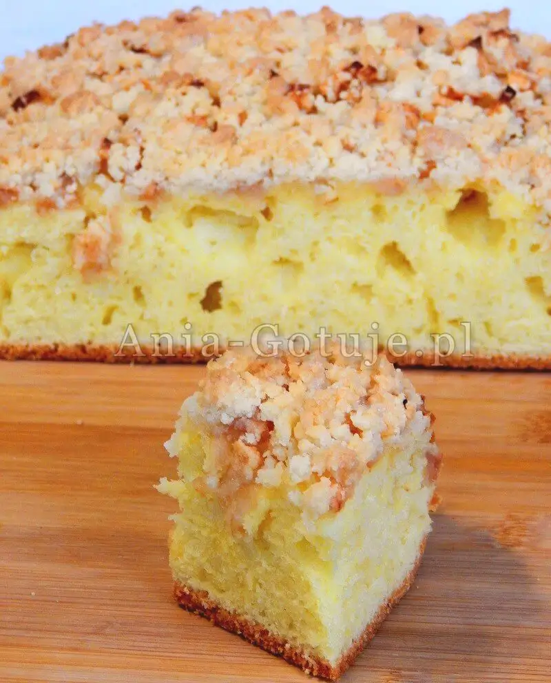 przekrojone ciasto widelcem mieszane i 1 porcja