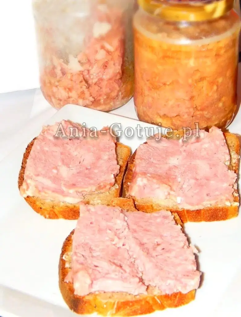 kanapki i słoiki z konserwą