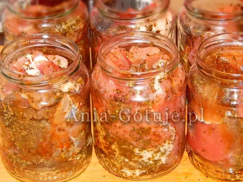 przyprawione mięso w słoikach przed pasteryzacją