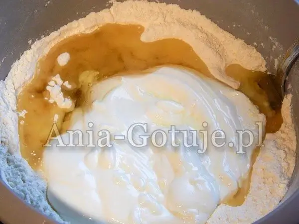 składniki na ciasto widelcem mieszane