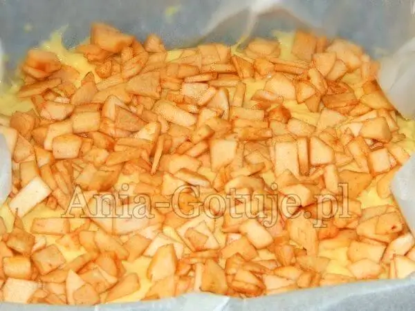 warstwa jabłek na cieście widelcem mieszanym