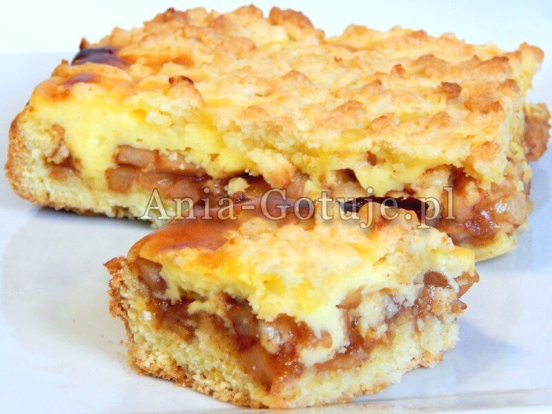 wilgotne ciasto z jabłkami i budyniem