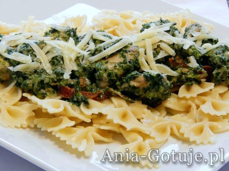 makaron ze szpinakiem i kurczakiem w sosie śmietanowym