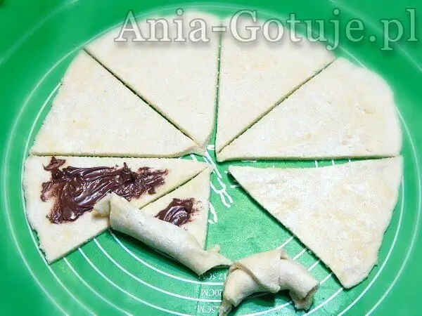 wycinam rogaliki i smaruję masą czekoladową