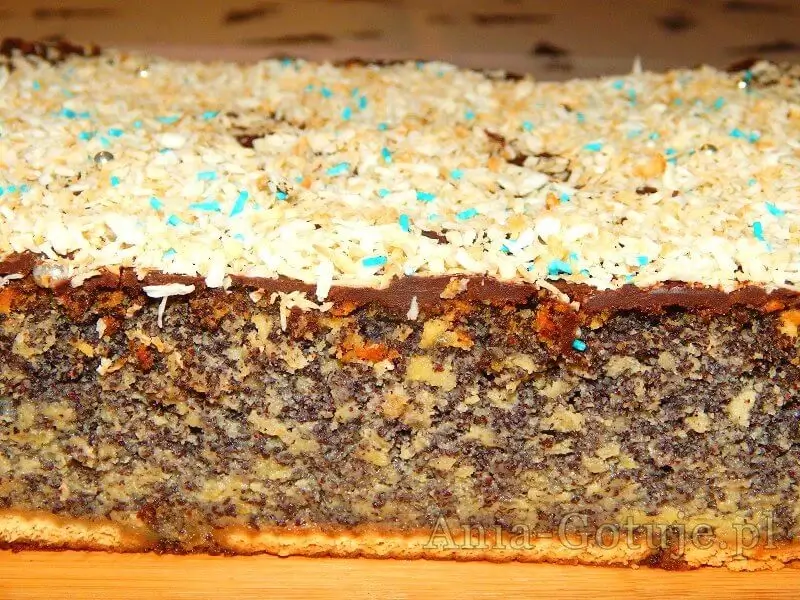 ciasto makowiec z jabłkami po upieczeniu