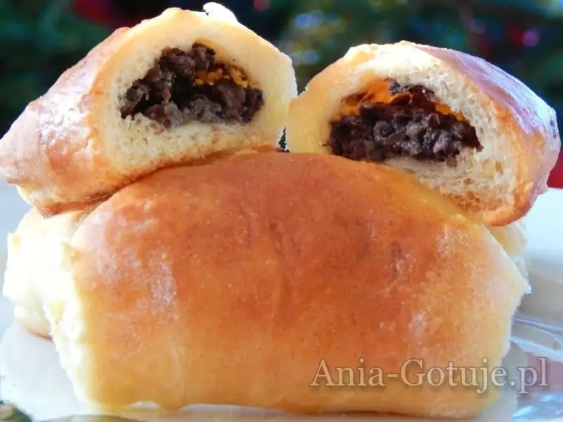 pasztecki z pieczarkami po przekrojeniu