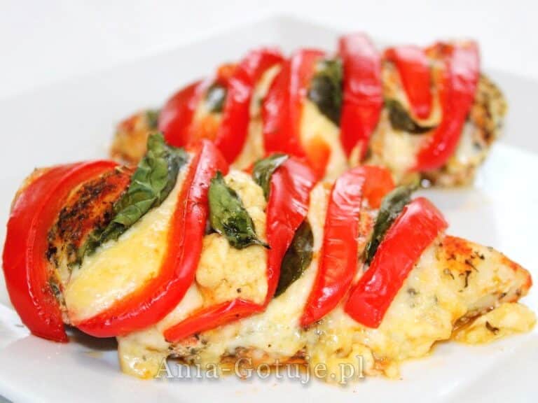 Pierś kurczaka pieczona z serem i warzywami