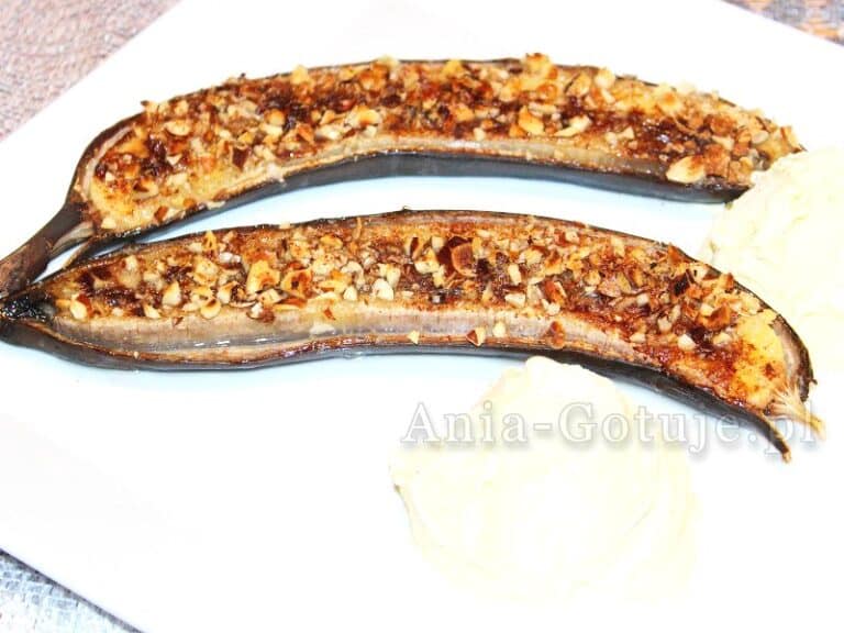 pieczone banany w skórce z orzechami i cynamonem