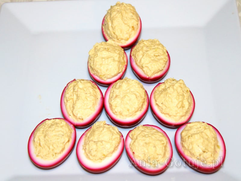 różowe jajka faszerowane