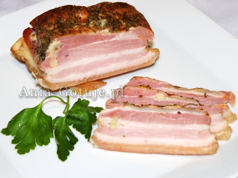 tradycyjny boczek pieczony ze skórką w piekarniku