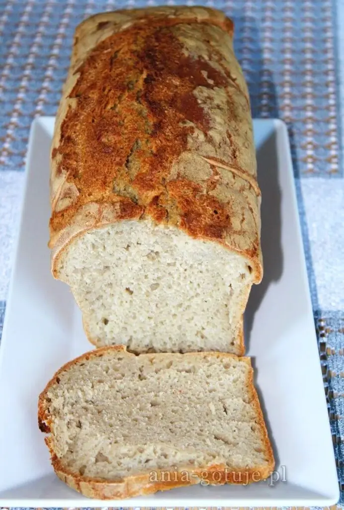chleb z mąki orkiszowej na zakwasie i przekrojoną kromką