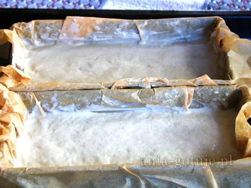 masa na chleb w keksówce przed upieczeniem