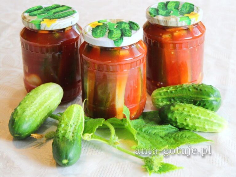 ogórki w keczupie w słoikach na zimę