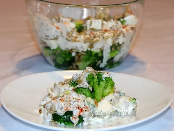 sałatka z brokułem i fetą