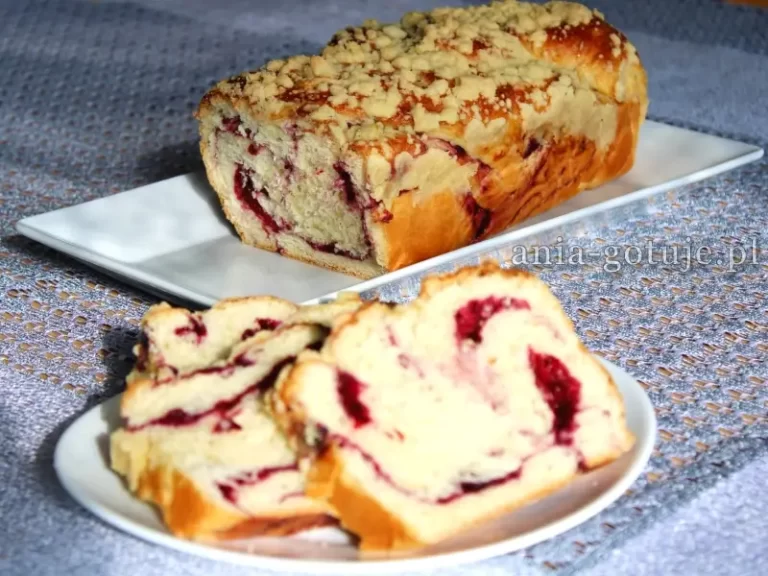 zawijane ciasto drożdżowe z dżemem i kruszonką