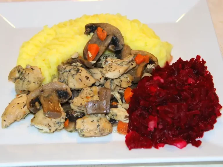 gulasz z indyka z pieczarkami