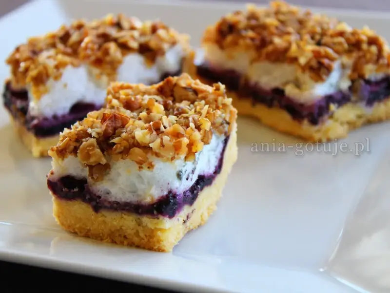 Mazurek z powidłami bezą i orzechami