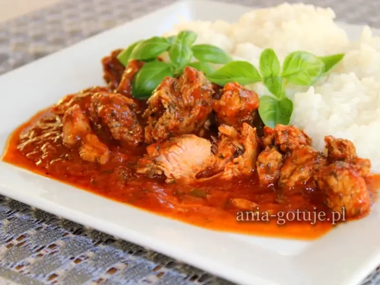 gulasz z indyka w sosie pomidorowym